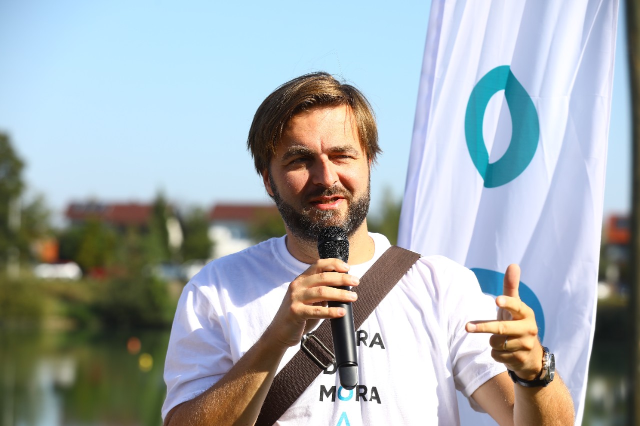 Velika Gorica,040921.
Eko akcija ciscenja Od izvora do mora na podrucju jezera Cice uz pomoc lokalne udruge i Coca-Cole.
Na fotografiji: ministar Tomislav Coric.
Foto: Zeljko Puhovski / CROPIX

