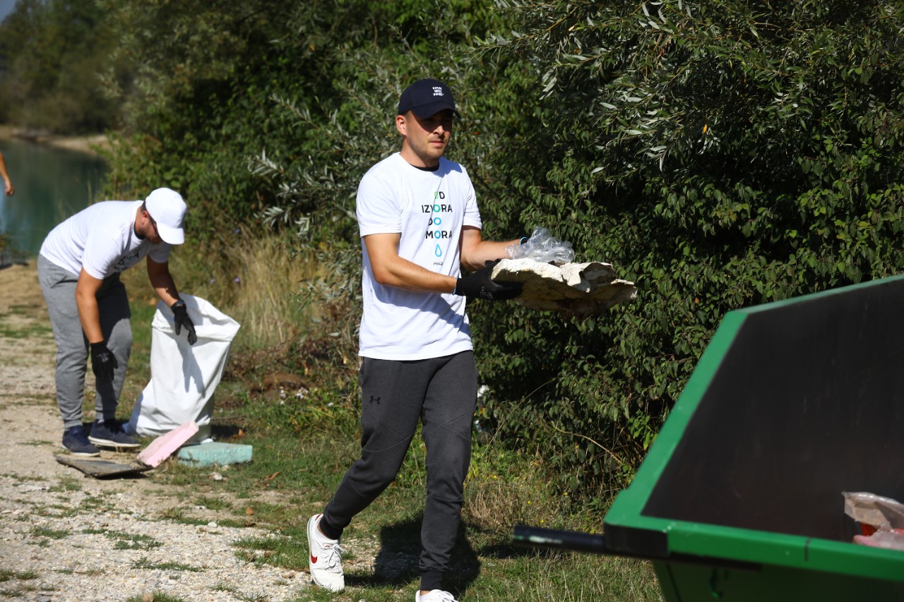Velika Gorica,040921.
Eko akcija ciscenja Od izvora do mora na podrucju jezera Cice uz pomoc lokalne udruge i Coca-Cole.
Foto: Zeljko Puhovski / CROPIX

