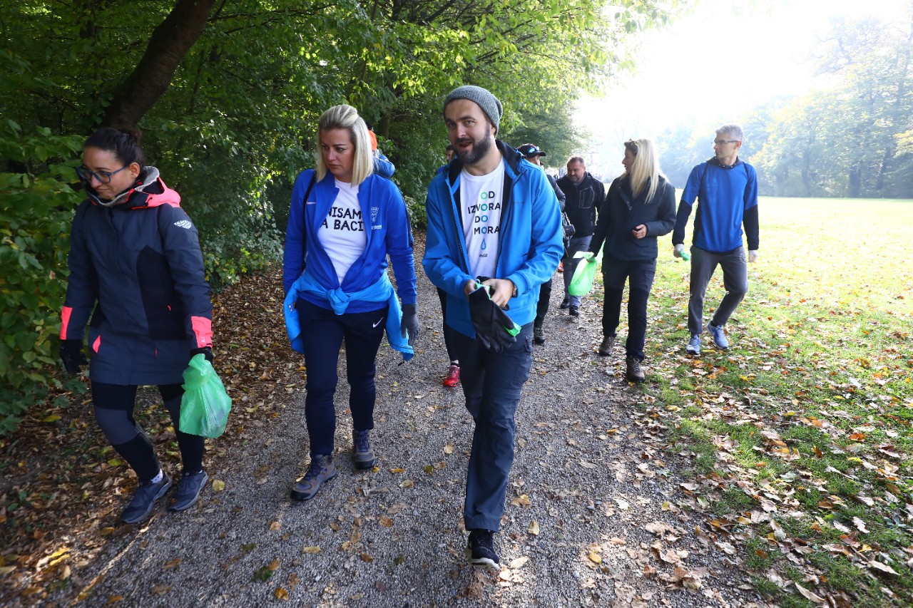 Zagreb, 161021.
Park Maksimir.
Zavrsna akcija projekta Od izvora do mora Jutarnjeg lista i Coca-Cole. Park Maksimir u sklopu plogginga ciste trkaci volonteri iz AK Dinamo Zrinjevac.
Na fotografiji: Ana Hanzekovic Krznaric i Tomislav Coric.
Foto: Zeljko Puhovski / CROPIX