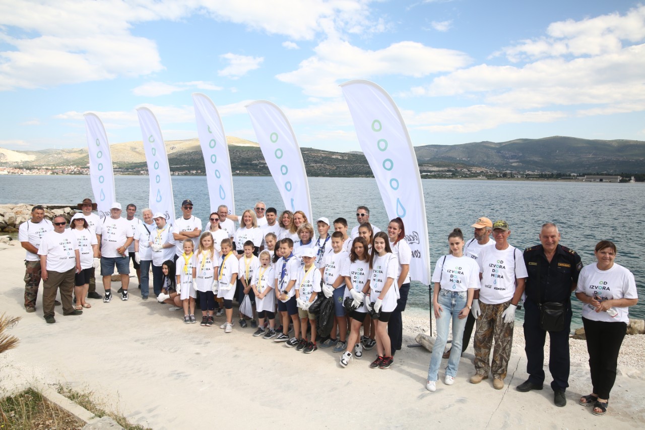 Trogir, Ciovo, 110622.
Ekoloska akcija Od izvora do mora.
Akcija ciscenja se odrzala na plazi ispred hotela SvKriz u Arbaniji na Ciovu gdje su u najvecem broju sudjovali clanovi odreda izvidjaca Trogir.
Foto: Duje Klaric / CROPIX