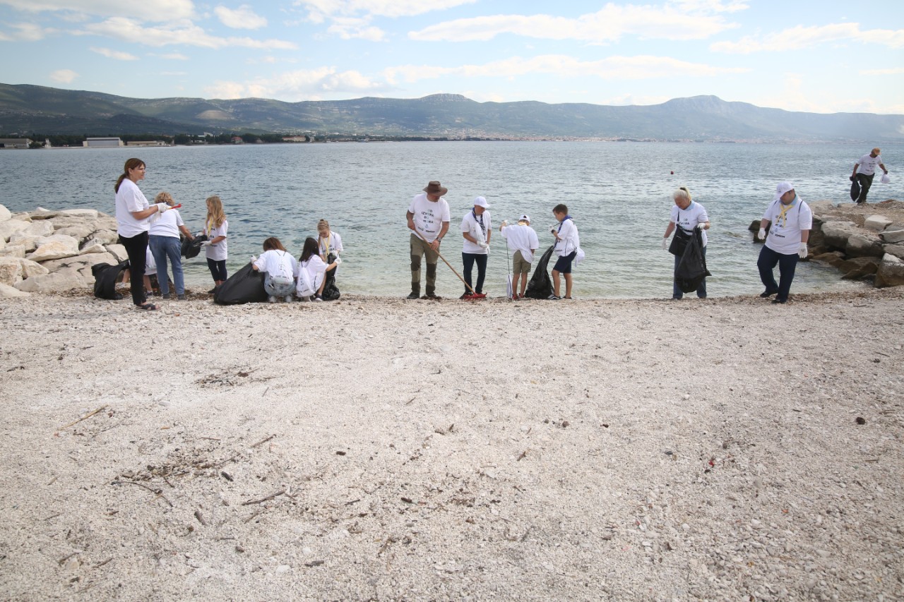 Trogir, Ciovo, 110622.
Ekoloska akcija Od izvora do mora.
Akcija ciscenja se odrzala na plazi ispred hotela SvKriz u Arbaniji na Ciovu gdje su u najvecem broju sudjovali clanovi odreda izvidjaca Trogir.
Foto: Duje Klaric / CROPIX