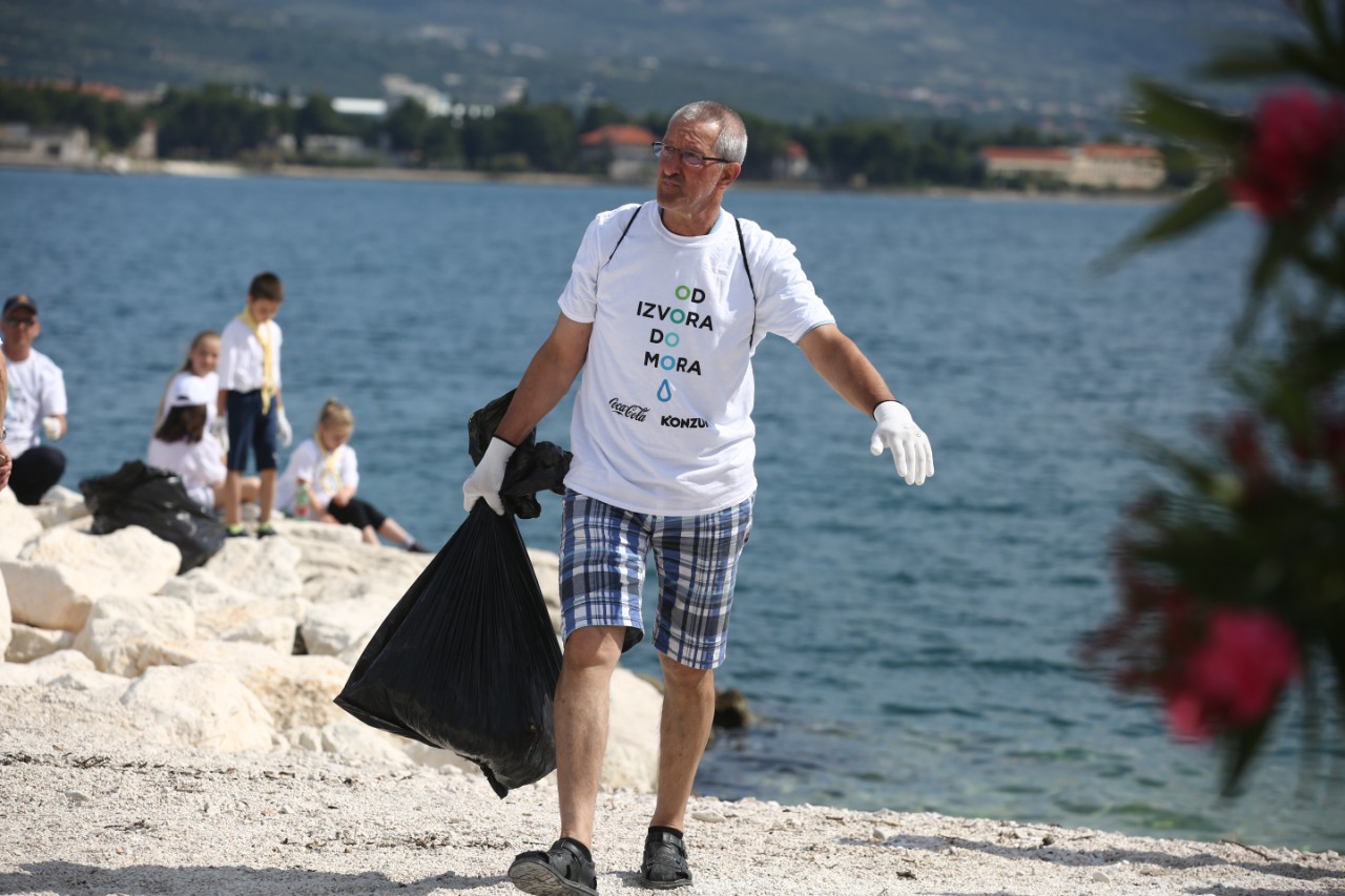 Trogir, Ciovo, 110622.
Ekoloska akcija Od izvora do mora.
Akcija ciscenja se odrzala na plazi ispred hotela SvKriz u Arbaniji na Ciovu gdje su u najvecem broju sudjovali clanovi odreda izvidjaca Trogir.
Foto: Duje Klaric / CROPIX