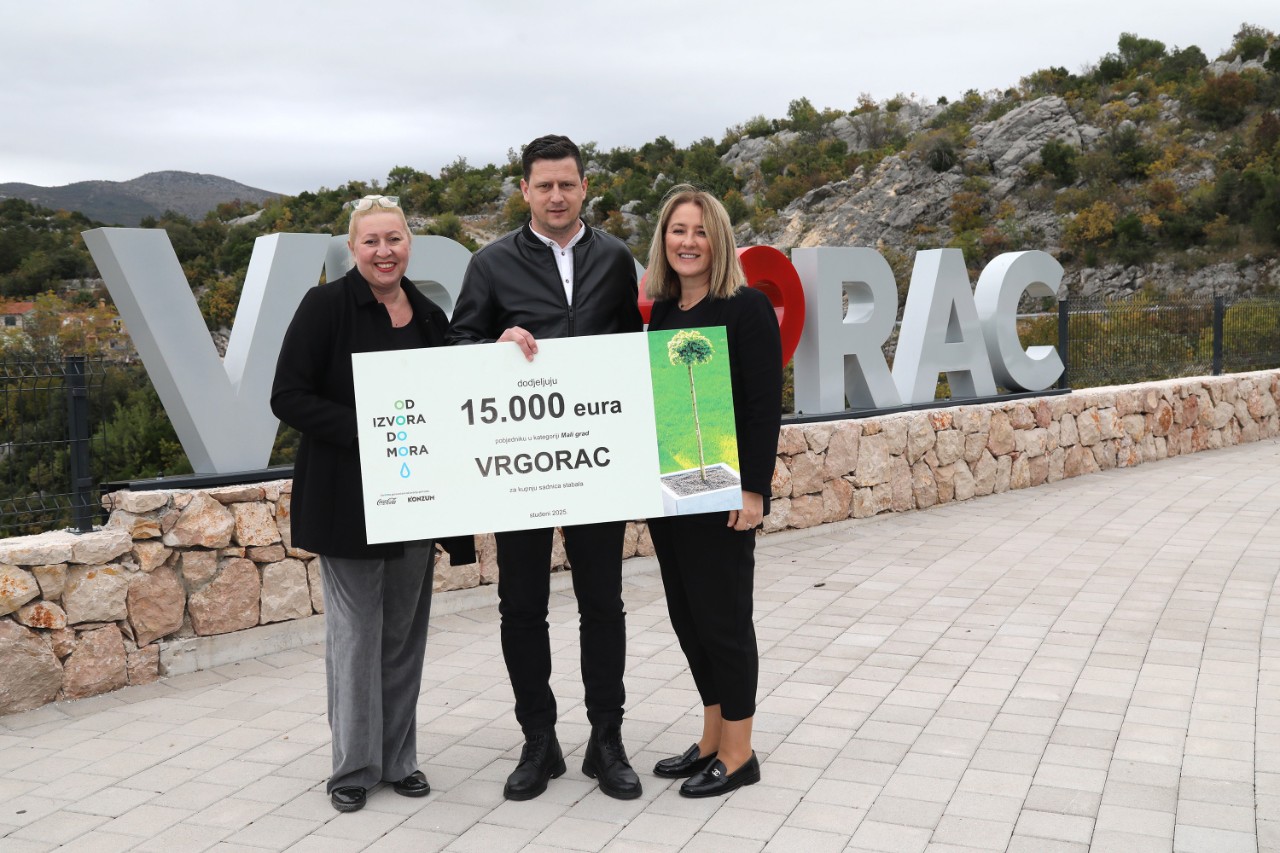 Sadnja Drveca Vrgorac, 301025
Sadnja drveca na odmoristu Vidikovac u Vrgorcu u sklopu projekta Od izvora do mora Konzuma i Coca cole.
Na fotografiji: Aleksandra Todorovic, gradonacelnik Vrgorca Mile Herceg i Miranda Filipovic .
Foto: Ivo Ravlic / CROPIX