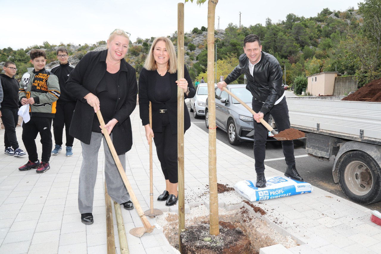 Sadnja Drveca Vrgorac, 301025
Sadnja drveca na odmoristu Vidikovac u Vrgorcu u sklopu projekta Od izvora do mora Konzuma i Coca cole.
Na fotografiji: Aleksandra Todorovic, gradonacelnik Vrgorca Mile Herceg i Miranda Filipovic .
Foto: Ivo Ravlic / CROPIX